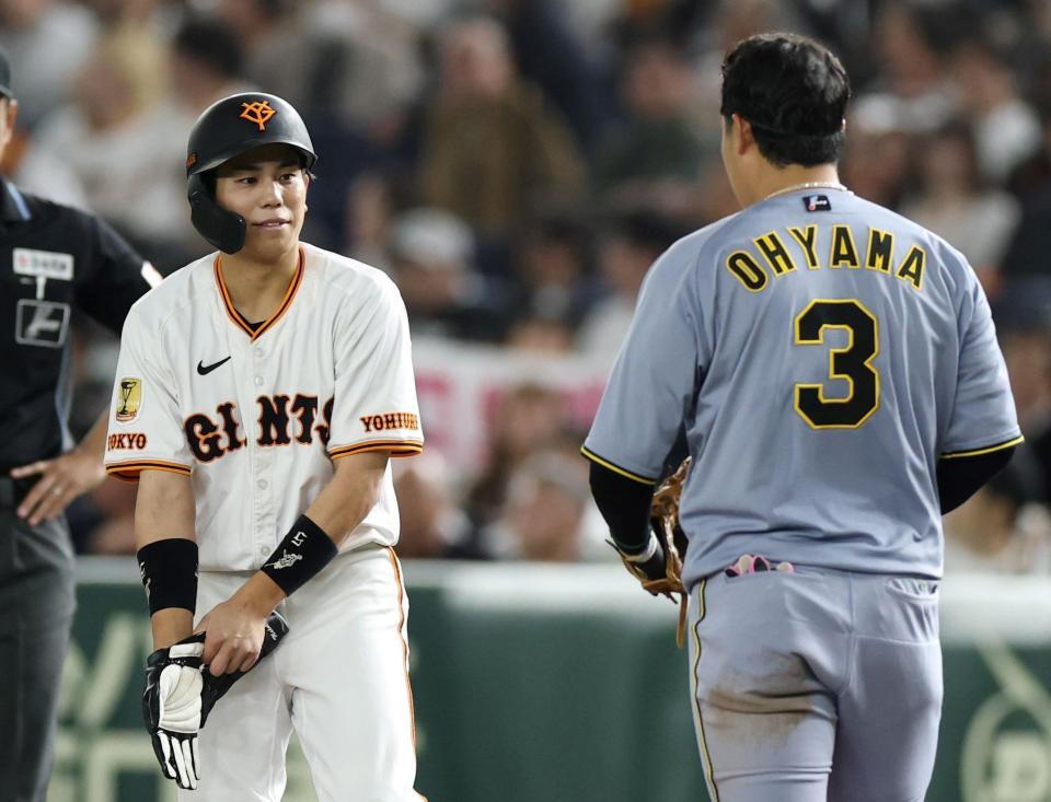 ８回、死球を受けた門脇（左）は大山から謝罪を受ける（撮影・中田匡峻）