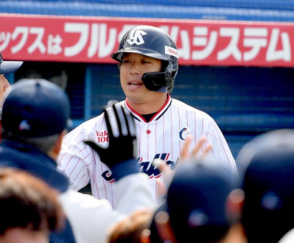 ２回、山田は左越えに通算３００号を放つち、ナインから祝福される（撮影・佐藤厚）