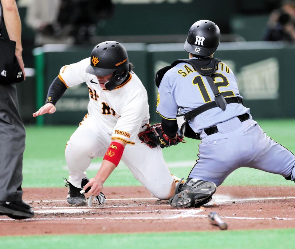 ２回、門脇の中飛で三走・甲斐がタッチアップもアウトになる（撮影・西岡正）