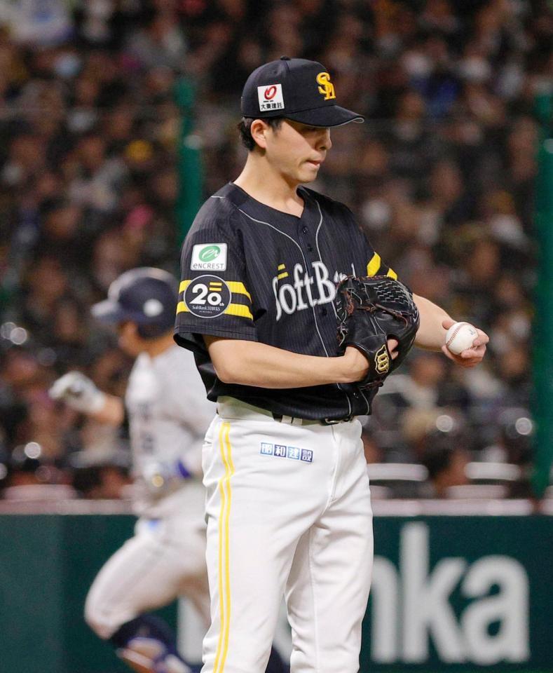 ３回、古賀悠（奥）に先制本塁打を浴びた大関