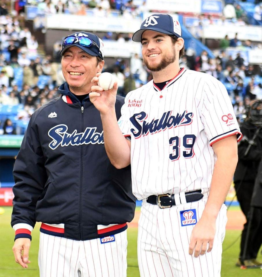 来日初登板初勝利を挙げ、高津監督（左）から祝福されるランバート（撮影・佐藤厚）