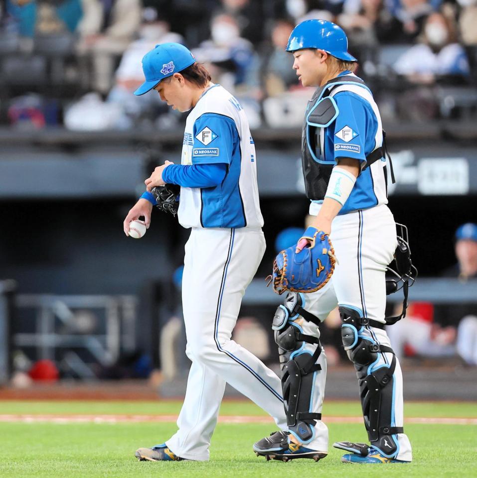 ４回、追加点を許し、田宮（右）とマウンドに向かう金村（撮影・中島達哉）