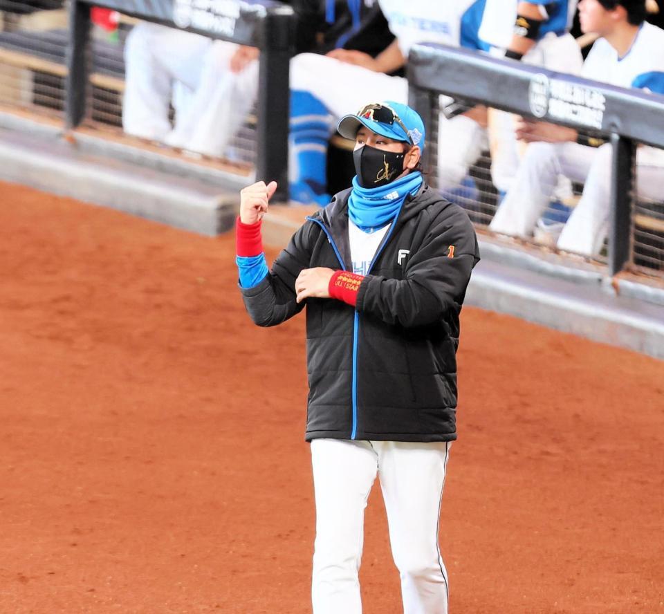 ５回裏終了後、選手交代を告げる新庄監督（撮影・中島達哉）