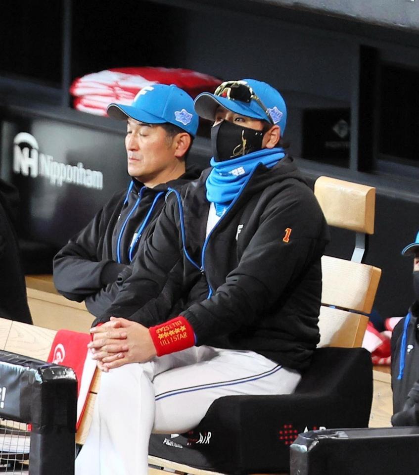 ５回、戦況を見つめる新庄監督（右）＝撮影・中島達哉