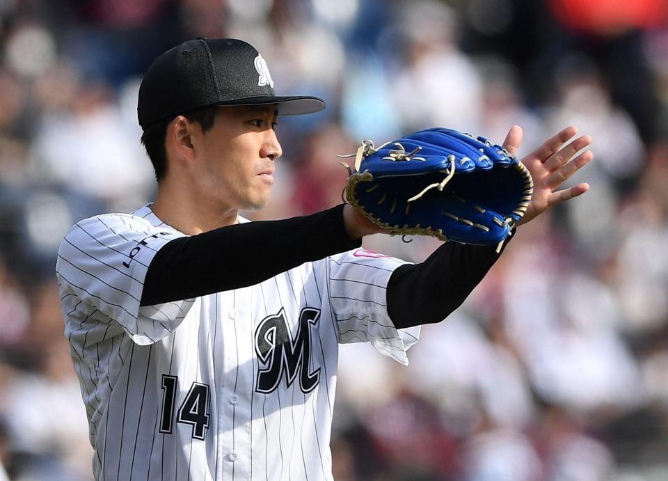 ５回、宗山を二ゴロ併殺に打ち取りグラブを叩く小島（撮影・開出牧）