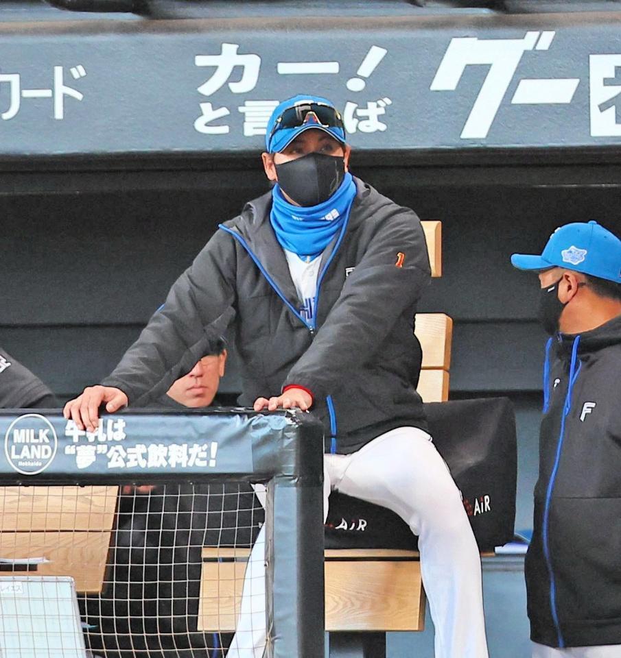 ８回、戦況を見つめる新庄監督（撮影・中島達哉）