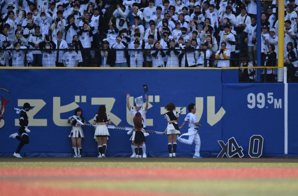 　５回終了後のイベントでダッシュマン（左端）に逃げ切り勝ちし球場を沸かせたぺこぱの松陰寺太勇（撮影・開出牧）