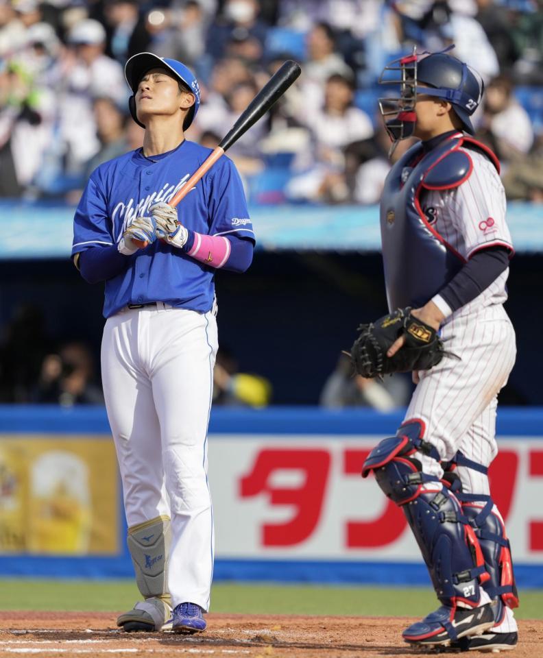 　６回中日無死満塁、上林が見逃し三振に倒れる。捕手中村悠