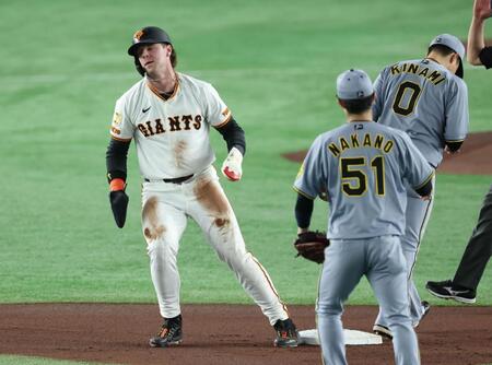 　１回、けん制に誘い出され二塁でアウトになり、がっくりのキャベッジ（撮影・金田祐二）