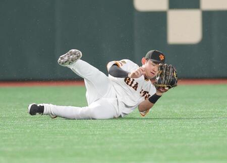 　４回、近本の左飛を好捕する萩尾（撮影・西岡正）