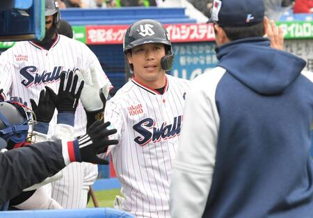 　１回、山田（中）は左越えに２号同点３ランを放ち、ナインに迎えられる（撮影・佐藤厚）