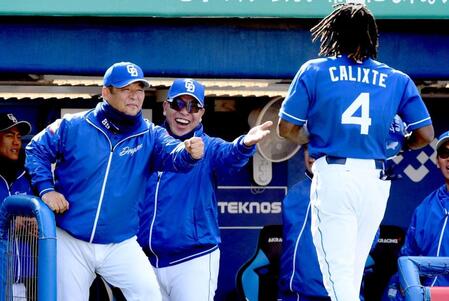 　５回、石川昂の三ゴロの間に生還したカリステ（右）を笑顔で迎える井上監督（中）＝撮影・佐藤厚