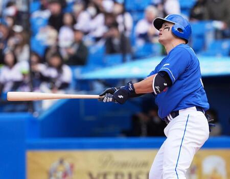 　４回、細川が左越えに同点本塁打を放つ