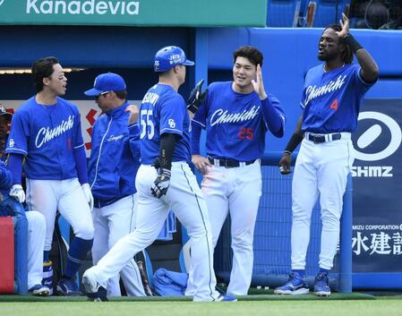 　４回、細川（中）は左越えにチーム今季１号を放ちナインに迎えられる（撮影・佐藤厚）