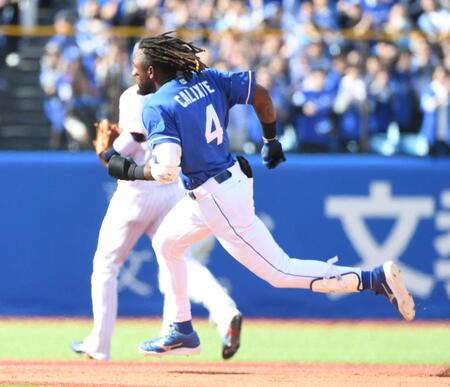 　５回、カリステは中越えに三塁打を放つ（撮影・佐藤厚）