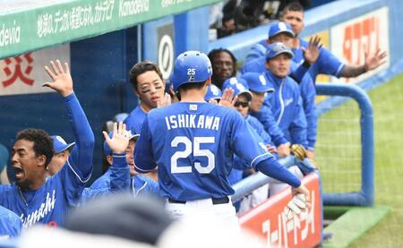 　１回、先制の２点適時打を放ち、ナインから祝福される石川昂（中）＝撮影・佐藤厚