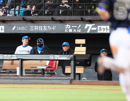 　６回、バーヘイゲンが中川（右）に逆転３ランを浴び、厳しい表情の新庄監督（左から２人目）＝撮影・中島達哉