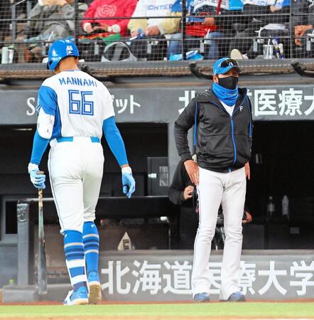 　７回、選手交代を告げる新庄監督（左は空振り三振を喫し、ベンチに戻る万波）＝撮影・中島達哉