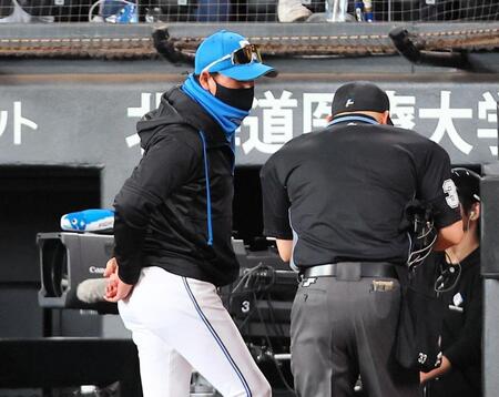 　７回、選手交代を告げる新庄監督（左）＝撮影・中島達哉