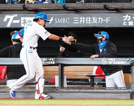 　５回、追加点をあげた野村（左）を迎える新庄監督（撮影・中島達哉）