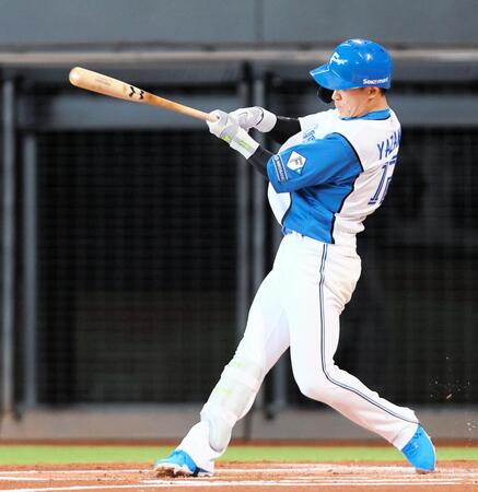 　１回、右越えに先制ソロを放つ矢沢（撮影・中島達哉）