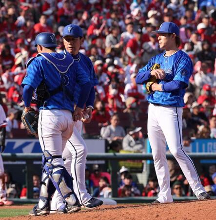 　８回途中、松尾と颯に交代を告げる三浦監督（撮影・市尻達拡）