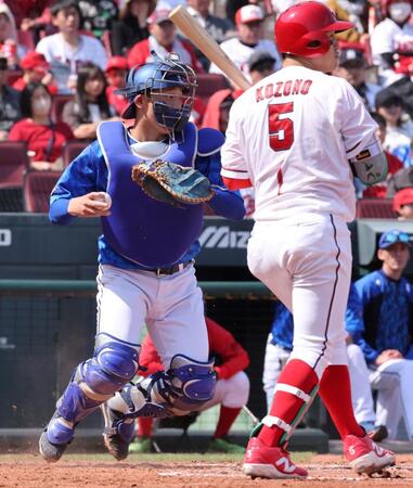 　３回、矢野の二盗を阻止する松尾（撮影・市尻達拡）