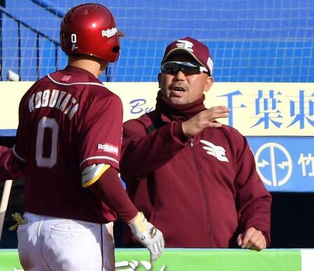 　６回、スクイズを決めた小深田（手前）とタッチを交わす三木監督（撮影・開出牧）