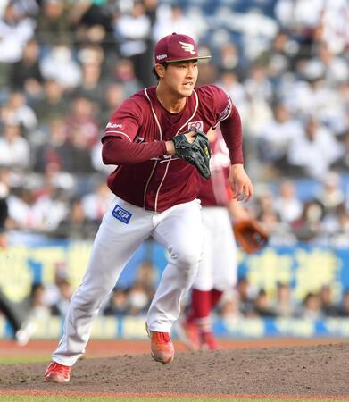 　８回、佐藤を一ゴロに打ち取りベースカバーに走る古謝（撮影・開出牧）