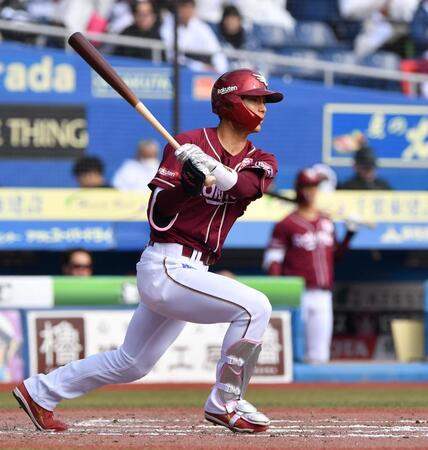 　４回、右前適時打を放つ宗山（撮影・開出牧）