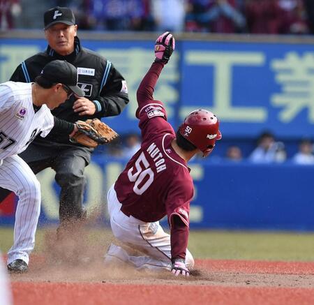 　４回、二盗に成功する武藤（右）。左は遊撃手・小川（撮影・開出牧）