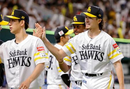 　移籍後初勝利を挙げ、タッチする上沢（右）