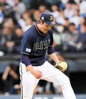 　オリックス写真サービス　８回、田宮を空振り三振に仕留め、雄たけびを上げる九里（撮影・中島達哉）