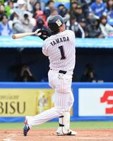 　１回、山田は神宮球場での最多１６８本目の本塁打を放つ（撮影・佐藤厚）