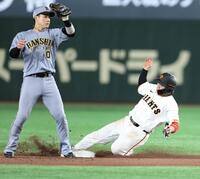 　５回、二盗を決める甲斐。左は遊撃手の木浪（撮影・中田匡峻）