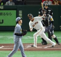 　５回、代打・坂本を左飛にしとめる門別（撮影・金田祐二）