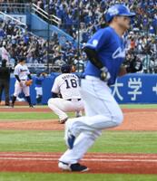 　４回、細川（右）に同点本塁打を打たれしゃがみこむ奥川（撮影・佐藤厚）