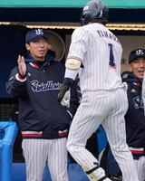 　１回、同点３ランの山田（手前）を迎える高津監督