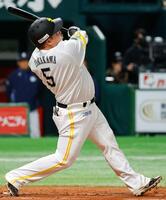 　１回、山川が左越えに先制２ランを放つ