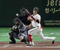 　７回、代打・増田大は送りバントを試みるも二走が三塁でタッチアウト（撮影・金田祐二）