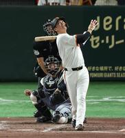 　５回、左飛に倒れる代打・坂本（撮影・金田祐二）