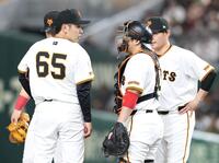 　４回、打席に大山を迎え、マウンドに集まる石川（左）ら巨人ナイン（撮影・中田匡峻）