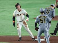 　１回、けん制に誘い出され二塁でアウトになり、がっくりのキャベッジ（撮影・金田祐二）