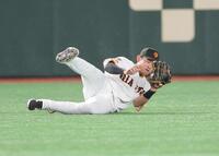 　４回、近本の左飛を好捕する萩尾（撮影・西岡正）