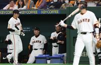 　５回、一打逆転の場面で坂本（右）を代打に送る阿部監督（撮影・中田匡峻）