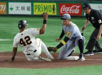 　７回、代打・増田大の送りバントで二走・ヘルナンデスが三塁でタッチアウト（撮影・金田祐二）