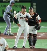 　４回、前川に押し出し四球を与え、甲斐と話す石川（撮影・金田祐二）