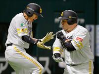 　１回、先制２ランを放ち柳田（左）とタッチする山川