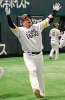 　１回、先制２ランを放ち、ポーズをとる山川