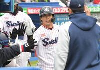 　１回、山田（中）は左越えに２号同点３ランを放ち、ナインに迎えられる（撮影・佐藤厚）